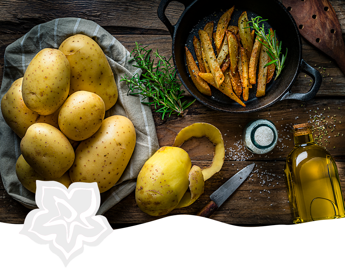 KI generiert: Kartoffeln, Pommes in Pfanne, Gewürze, Kräuter und Öl auf Holztisch.