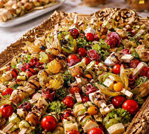 KI generiert: Bunte Antipasti-Platte mit vielfältigen Obst-, Käse- und Gemüsespießen dekorativ angerichtet.