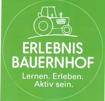 KI generiert: Ein grünes Schild mit Traktor-Icon: "ERLEBNIS BAUERNHOF. Lernen. Erleben. Aktiv sein."